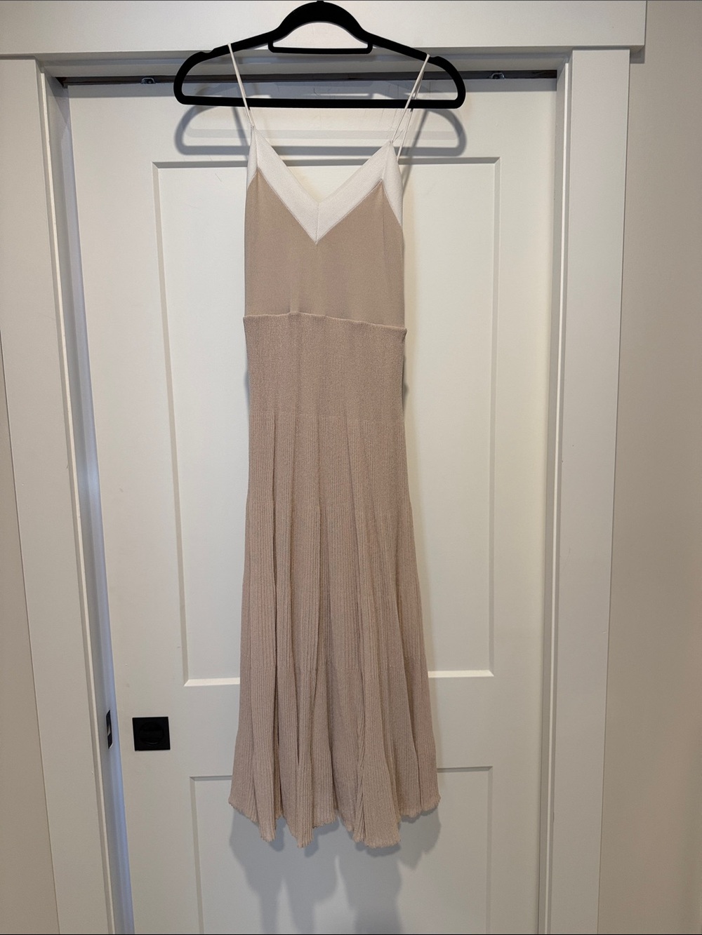 H&M Women's Beige and White V-Neck Midi Dress